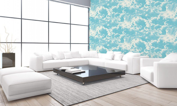 Wallpaper dinding dengan motif awan perak